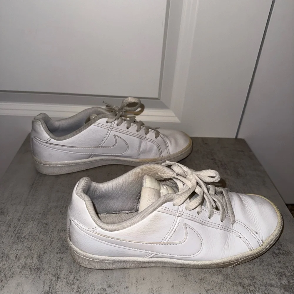Used White Nike Size 4.5Y